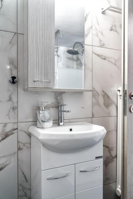 4 Family And Friends - Acropolis View Apartment Athens Ngoại thất bức ảnh